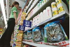 Pet food manufactured in China kills cats and dogs in the US   
